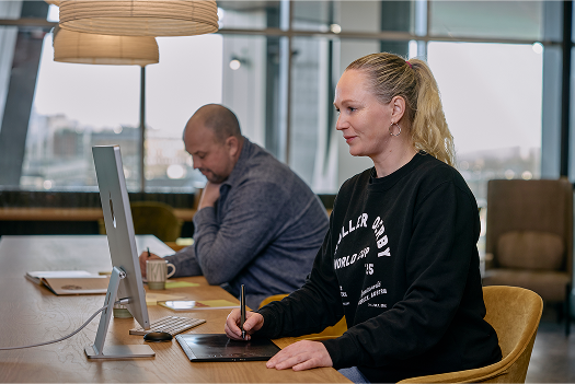 Torun og Carl Martin sitter og jobber ved et bord